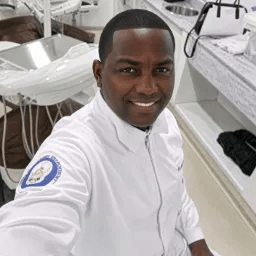 Dr. Agnelo Lucamba em um consultório odontológico